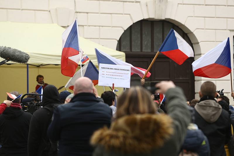 Demonstrace proti vládním opatřením na boj proti epidemii se na náměstí Republiky konala ve středu 28. října 2020.