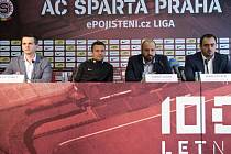Zleva marketingový ředitel společnosti Sazka Aleš Veselý, útočník David Lafata, hlavní trenér Tomáš Požár a generální ředitel klubu AC Sparta Praha Adam Kotalík.