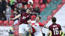 Utkání 22. kola první fotbalové ligy SK Slavia Praha - AC Sparta Praha, 2. dubna v Praze. Zleva Mario Holek ze Sparty, Milan Škoda ze Slavie a Michal Sáček ze Sparty.