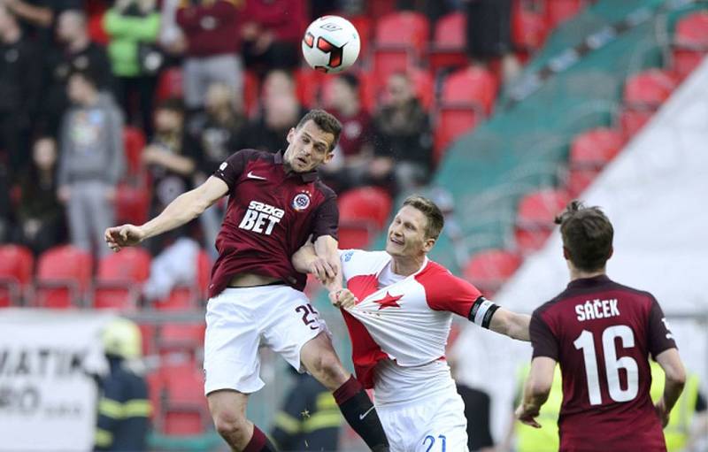 Utkání 22. kola první fotbalové ligy SK Slavia Praha - AC Sparta Praha, 2. dubna v Praze. Zleva Mario Holek ze Sparty, Milan Škoda ze Slavie a Michal Sáček ze Sparty.