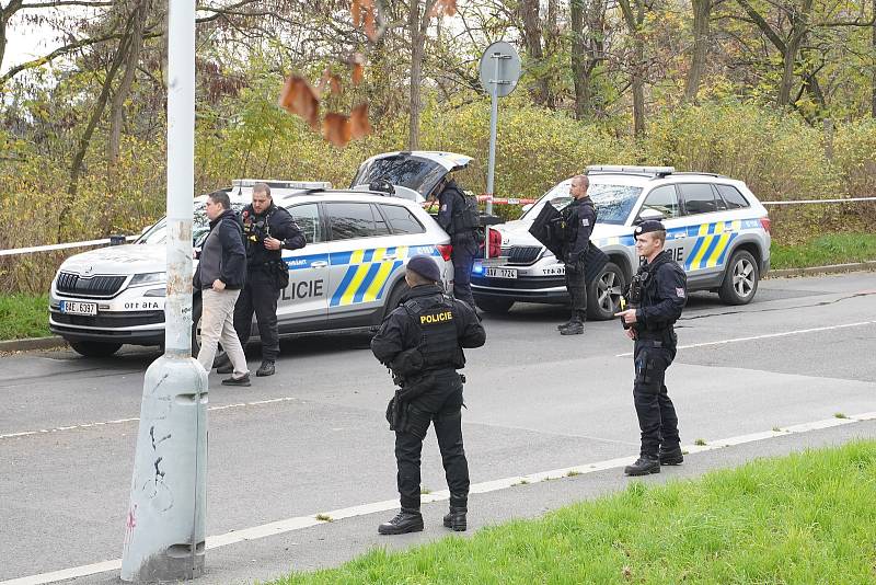 Policejní vyšetřování střelby na chlapce v parku ve Slévačské ulici na Černém Mostě v Praze. Uzavřeno bylo široké okolí kolem rodinných domů.