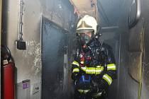 Pražští hasiči zachránili z domu, kde hořel sklep, desítky lidí i třeba želvu.