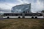 Jednadvacetimetrový kloubový autobus značky Mercedes, který bude ve zkušebním provozu obsluhovat pražské Letiště Václava Havla, byl představen 8. února v Praze. Na linku 119 mezi stanicí metra Nádraží Veleslavín a letištěm bude nasazen od 10. do 19. února