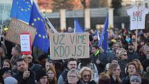 Lidé se chystají na protestní pochod z Hradčanského na Staroměstské náměstí na demonstraci proti Andreji Babišovi (ANO).