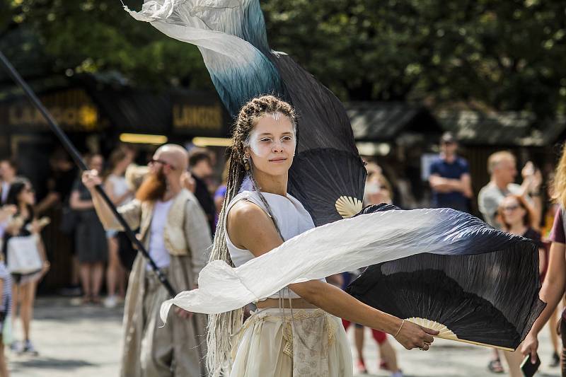 Divadelní průvod v rámci festivalu pouličního divadla Za Dveřmi.