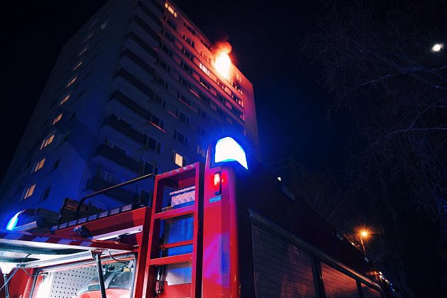 Požár bytu v Brně. Popálený muž skončil v nemocnici, žena se nadýchala zplodin