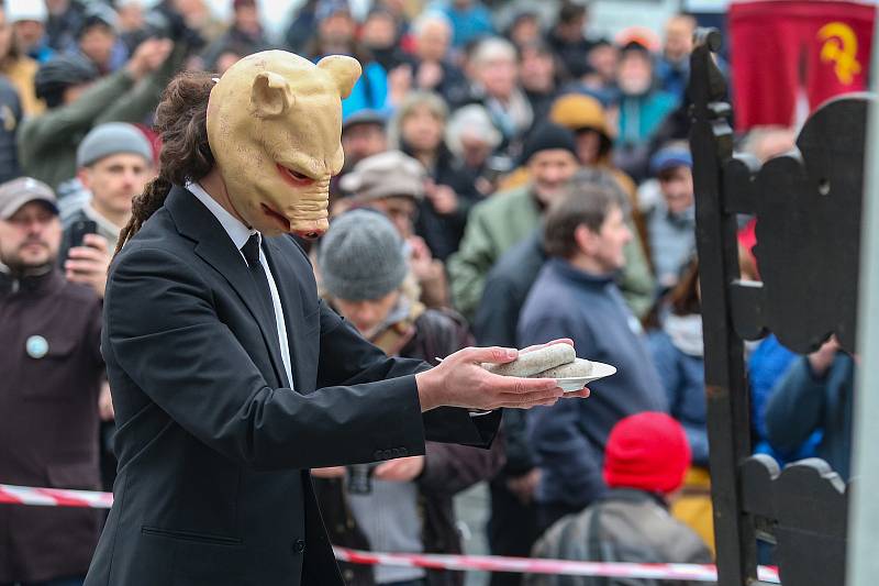 Protest proti udělení milosti prezidentem Milošem Zemanem šéfovi Lesní správy Lány Miloši Balákovi se konal u Pražského hradu 31. března 2022.