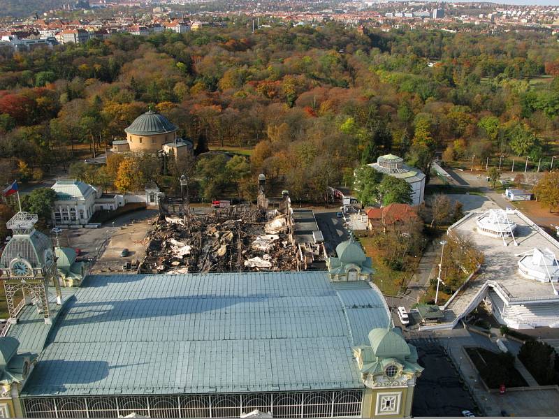 Letecký pohled na shořelé levé křídlo Průmyslového paláce na Výstavišti.