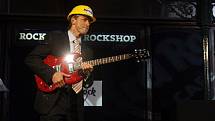 Otevírací ceremonie Hard Rock Café (rozbíjení kytar o betonové kvádry) proběhlo ve středu v 19 hodin na Malém Náměstí na Starém Městě. Na snímku pražský primátor Pavel Bém.