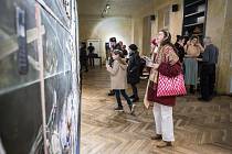 Výstavu Spoje zahájila ve SmetanaQ Gallery vernisáž.