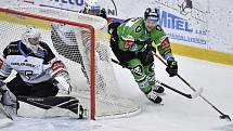 Popis fotky: BK Mladá Boleslav - HC Energie Karlovy Vary - Dohrávka 14. kola hokejové extraligy: BK Mladá Boleslav - HC Energie Karlovy Vary, 24. listopadu 2020 v Mladé Boleslavi. Zleva brankář Karlových Varů Jan Bednář, Dominik Graňák z Karlových Varů a 