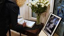 Velvyslanectví Spojeného království Velké Británie a Severního Irska připravilo kondolenční knihu k úmrtí královny, Alžběty II.