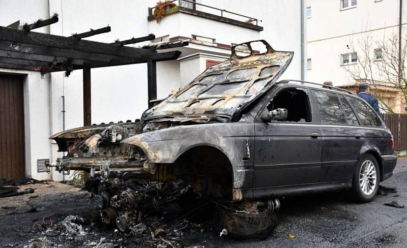 Ve Velké Chuchli zahynul muž v hořícím automobilu.