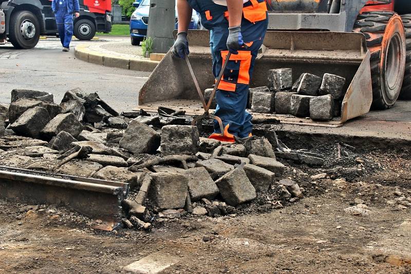 Dopravní podnik zahájil rekonstrukci tramvajové tratě mezi Hlavním nádražím a Husineckou. Opravu využije také k napojení kolejí do Opletalovy ulice.