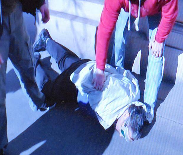 Snímek z videozáznamu ze zadržení podezřelého zásahovou jednotkou na blíže neupřesněném místě v centru metropole.