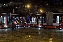 Na pražském Klárově se večer 8. prosince srazily dvě tramvaje