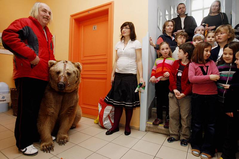 V 1. patře menší budovy základní školy Nedvědovo náměstí v Praze-Podolí bylo 12. února 2009 slavnostně otevřeno rodinné centrum 4 medvědi za účasti dvou živých medvědů Toma a Jerryho.