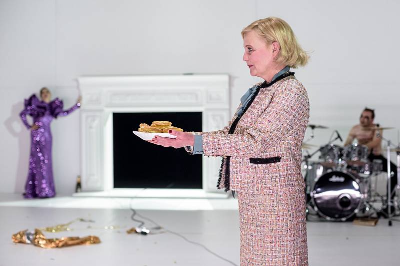 Herci Zuzana Stivínová, Lucie Juřičková a Saša Rašilov se představí v inscenaci hry Thomase Bernharda Oběd u Wittgensteina. Premiéry se uskuteční 7. a 8. listopadu 2019 v pražském Stavovském divadle.