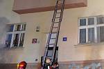 Při požáru bytu v Praze 10 hasiči zachránili 17 osob.
