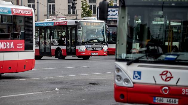 Autobusy městské hromadné dopravy Dopravního podniku značky SOR stojící na autobusovém nádraží Na Knížecích v Praze.