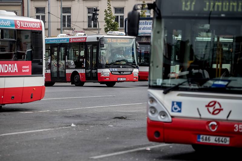 Autobusy městské hromadné dopravy Dopravního podniku značky SOR stojící na autobusovém nádraží Na Knížecích v Praze.