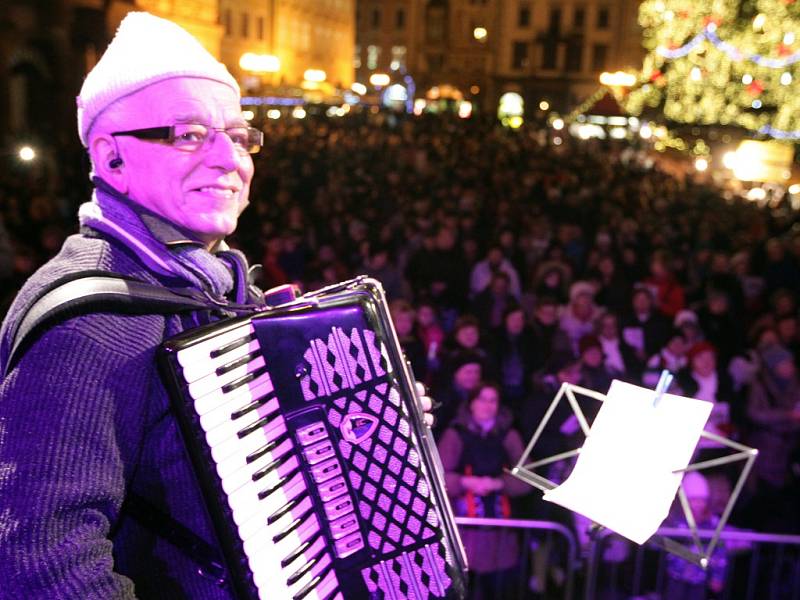 Česko zpívá koledy na Staroměstském náměstí 10. prosince.