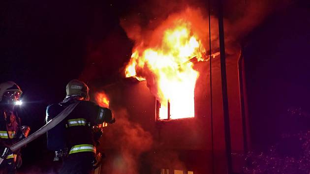 Plameny zasáhly celé patro domu v Praze 6.