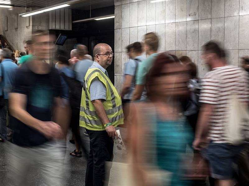 Situace ve špičce na stanici metra Pražského povstání kvůli výluce na trase metra C 2. července 2019.