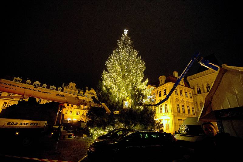 Zdobení vánočního stromu na Staroměstském náměstí v Praze.