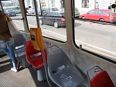 Místo v tramvaji číslo 25 v Praze, kde chtěl cizinec brutálně oloupit studentku.