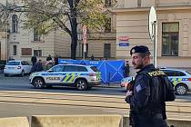 Z policejního vyšetřování sebevraždy muže před budovou Úřadu vlády ČR v Praze.