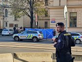 Z policejního vyšetřování sebevraždy muže před budovou Úřadu vlády ČR v Praze.