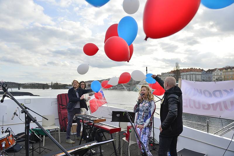 Protest proti zavření škol. Na Vltavu vyjely lodě s dýdžeji a protestujícími.