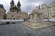 Stavba repliky mariánského sloupu na pražském Staroměstském náměstí je za polovinou, měla by být hotova 15. srpna 2020.