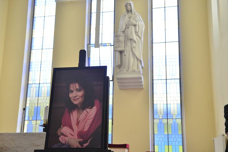 V kostele sv. Anežky na pražském Spořilově se 25. června 2021 lidé mohli naposledy rozloučit s herečkou Libuší Šafránkovou.