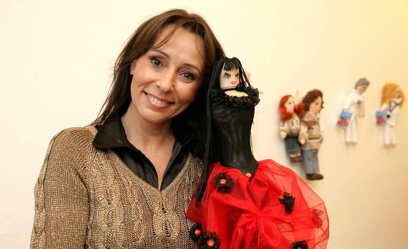 Pro benefiční aukci UNICEF vyrobilo panenky téměř 30 celebrit