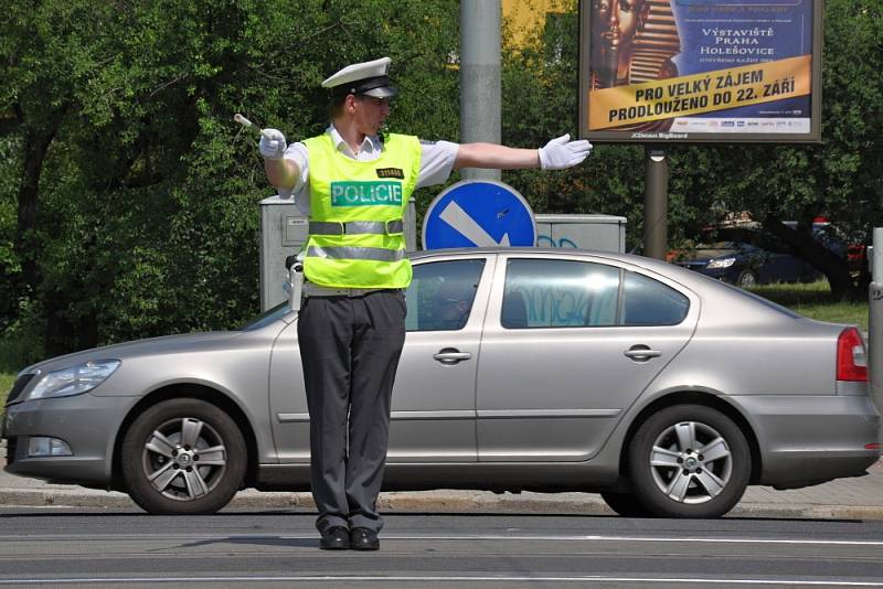 Ve středu se na křižovatkách v pražských Vršovicích uskutečnil 14. ročník soutěže dopravních policistů v řízení provozu „O nejlepšího regulovčíka Krajského ředitelství policie hlavního města Prahy“. 