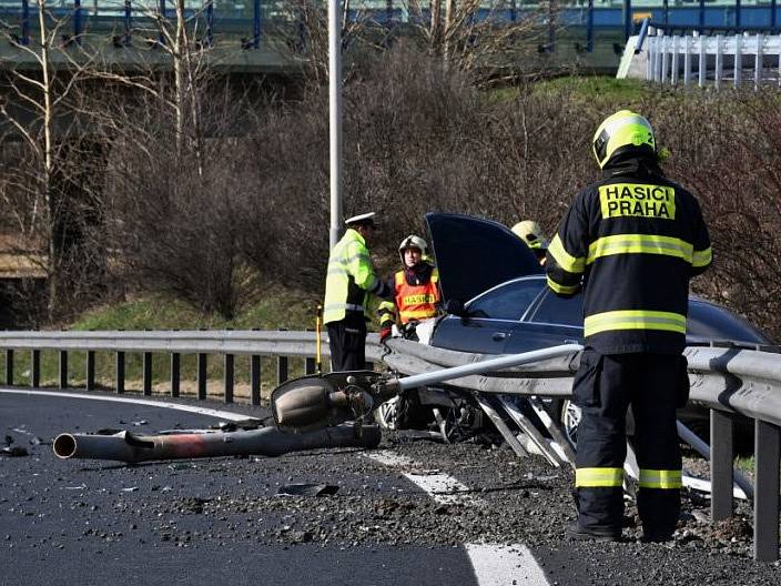 Audi vyjelo z nájezdu na Pražský okruh, porazilo lampu a nabouralo do svodidel. Řidič z místa nehody utekl.