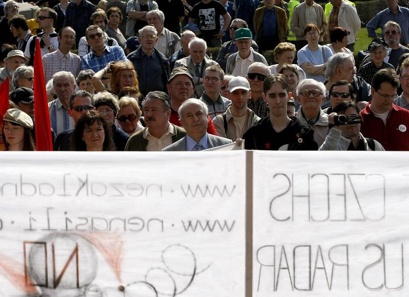 Na Palachově náměstí se sešlo několi desítek lidí protestujících proti výstavbě radaru v České republice.