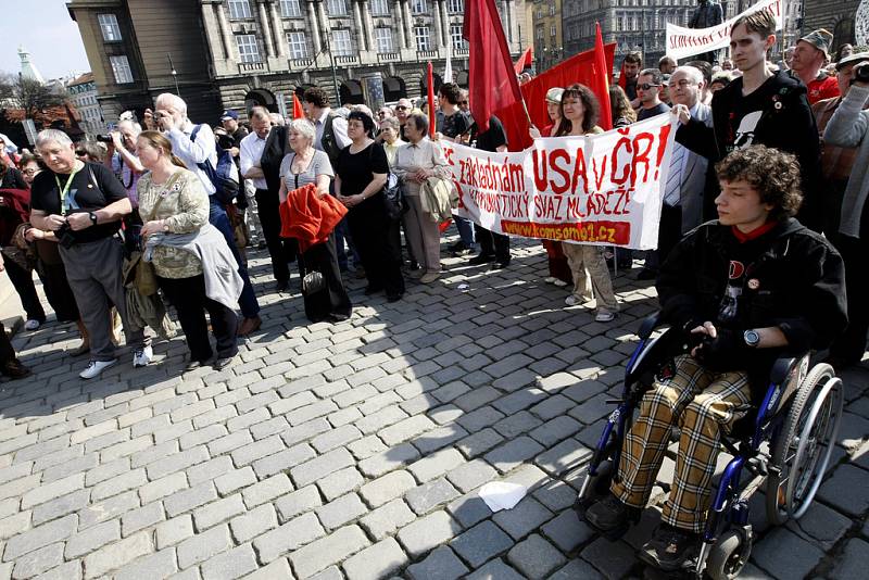 Na Palachově náměstí se sešlo několi desítek lidí protestujících proti výstavbě radaru v České republice.