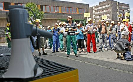 Stovky zaměstnanců pražského dopravního podniku podpořily 24. června v hostivařském depu celostátní výstražnou stávku odborářů.