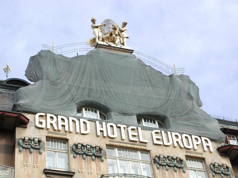 Hotel Evropa na pražském Václavském náměstí ještě během rekonstrukce mění majitele. Od rakouské skupiny Julius Meinl jej koupil Ferid Nasr, zakladatel Exim Tours.