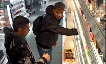 Policie hledá muže podezřelé z krádeže parfémů.