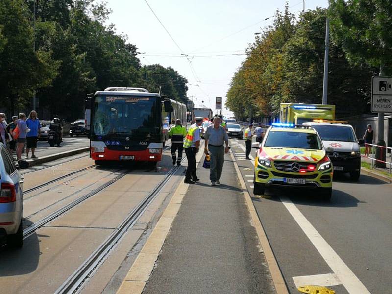 Při srážce autobusu s chodcem 13.  srpna 2021 v ulici Jana Želivského byli zraněni dva lidé.