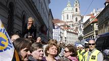 V Karmelitské ulici celé dopoledne čekaly tisíce věřících a ostatních návštěvníků na příjezd papeže.