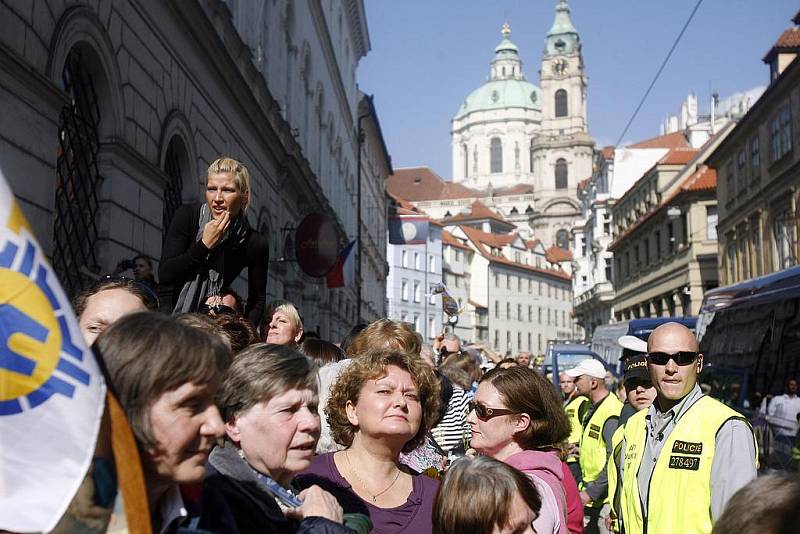 V Karmelitské ulici celé dopoledne čekaly tisíce věřících a ostatních návštěvníků na příjezd papeže.