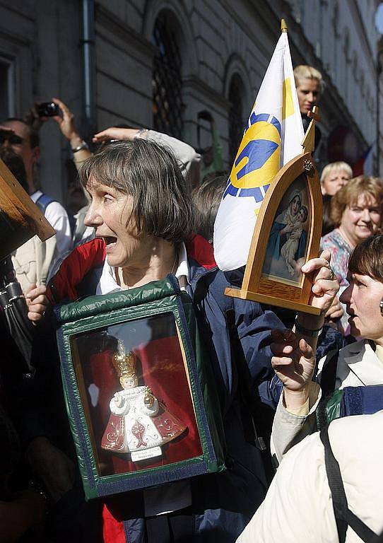 V Karmelitské ulici celé dopoledne čekaly tisíce věřících a ostatních návštěvníků na příjezd papeže.