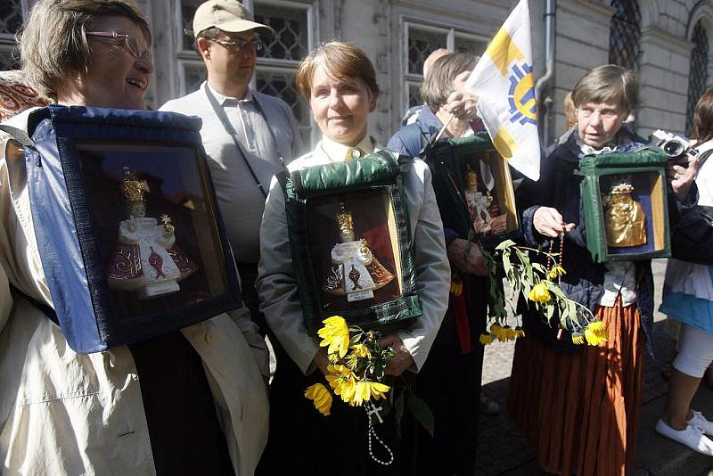 V Karmelitské ulici celé dopoledne čekaly tisíce věřících a ostatních návštěvníků na příjezd papeže.