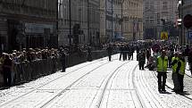 V Karmelitské ulici celé dopoledne čekaly tisíce věřících a ostatních návštěvníků na příjezd papeže.