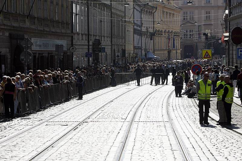 V Karmelitské ulici celé dopoledne čekaly tisíce věřících a ostatních návštěvníků na příjezd papeže.